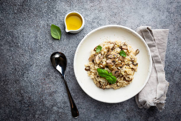 risotto con champiñones en un plato - arroz arborio fotografías e imágenes de stock
