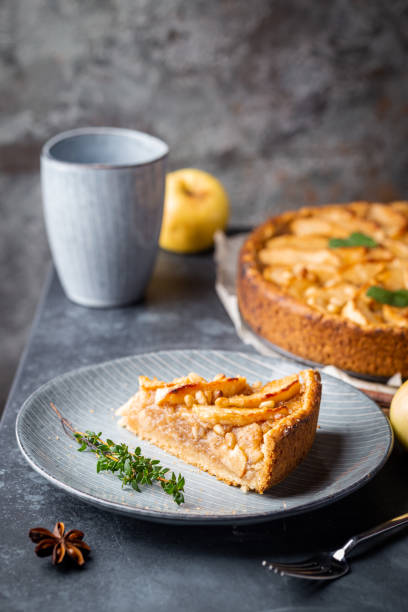 scheibe von apple pie - bamboo brown cooking gourmet stock-fotos und bilder