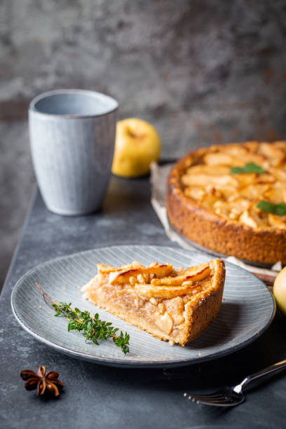 rebanada de tarta de manzana - bamboo brown cooking gourmet fotografías e imágenes de stock