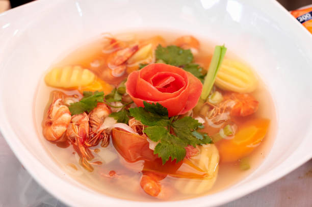 servir des légumes avec de la soupe de crevettes - chervil healthy eating healthy lifestyle studio shot photos et images de collection