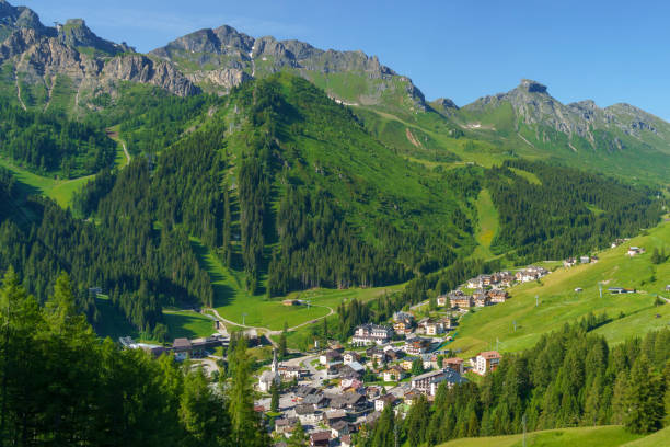 mountain landscape along the road to campolongo pass, dolomites - cordevole valley stock-fotos und bilder