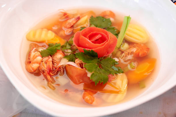 servindo vegetais com sopa de camarão - chervil healthy eating healthy lifestyle studio shot - fotografias e filmes do acervo