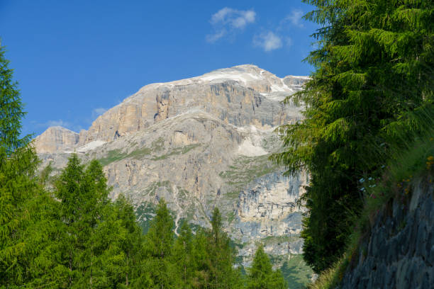 mountain landscape along the road to campolongo pass, dolomites - cordevole valley stock-fotos und bilder