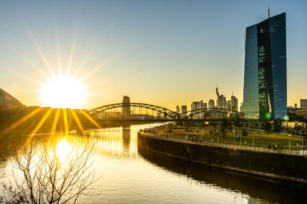istock frankfurt skyline at sunset 1275570333