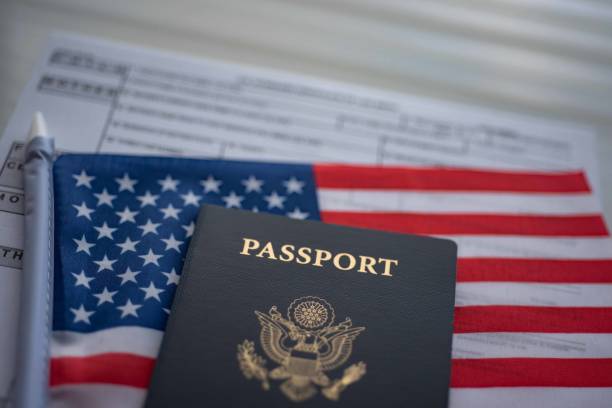 美國國旗和美國護照旁邊的美國標準出生申請表。寬照片。與生俱來的公民觀念。 - 公民  個照片及圖片檔