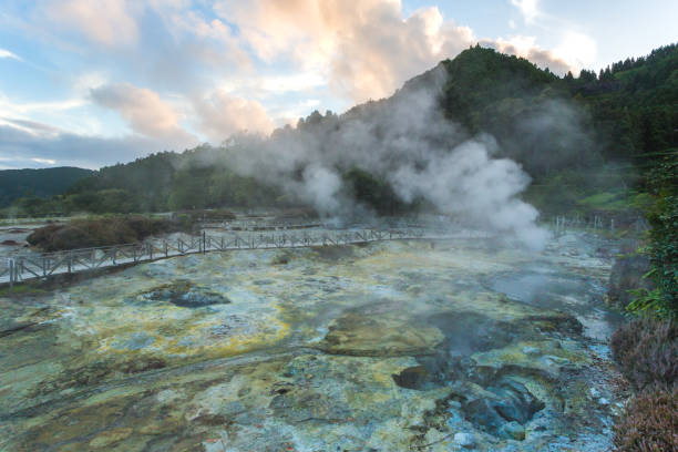 culinária geotérmica em fumarolas da lagoa das furnas na ilha de são miguel, açores - volcano fumarole stone vulcanology - fotografias e filmes do acervo