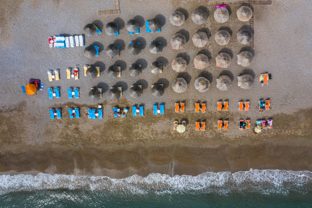 песчаный пляж с аксессуарами видно с беспилотника - mushroom edible mushroom water splashing стоковые фото и изображения