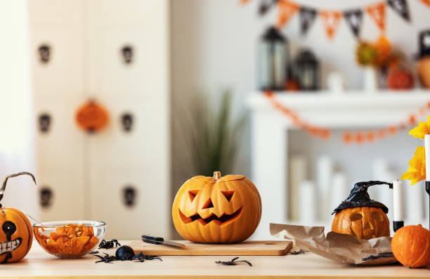 intérieur de maison décoré pour les citrouilles d’halloween, les toiles et les araignées - halloween decoration photos et images de collection