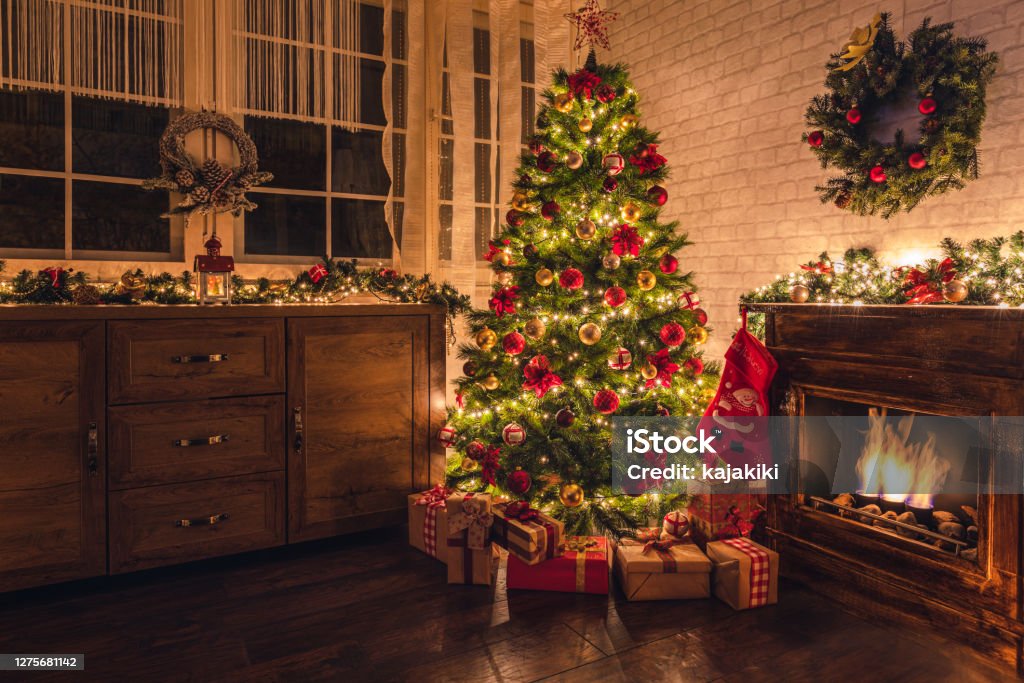 Foto de Árvore De Natal Decorada Perto Da Lareira Em Casa e mais fotos de  stock de Árvore de Natal - Árvore de Natal, Natal, Sala de estar - iStock