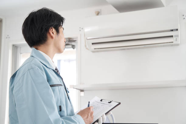 家庭用エアコンをチェックする日本人男性電気技師 - man made ストックフォトと画像