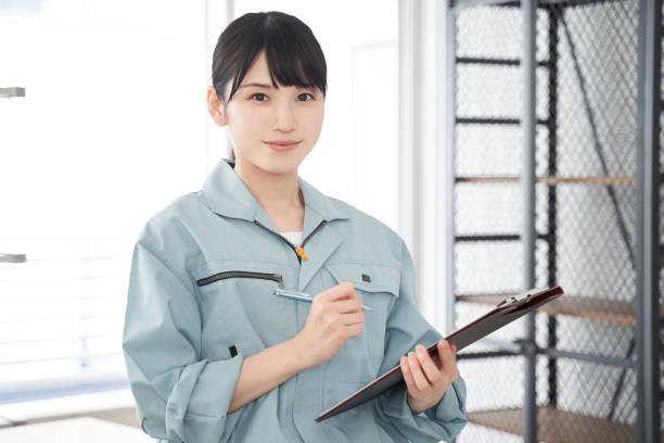 日本の女性労働者が家の機器を検査する - construction site inspection interview ストックフォトと画像