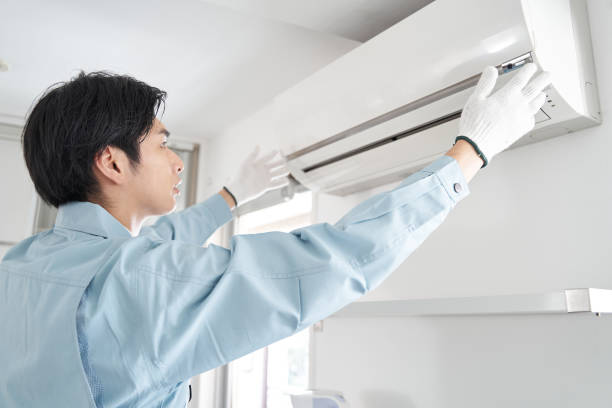 家庭用エアコンのチェックをする日本人男性電気工事士 - エアコン ストックフォトと画像