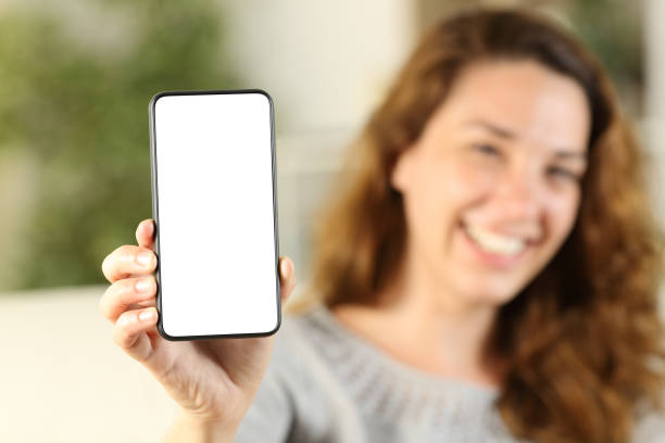 femme au foyer heureuse affichant la maquette d’écran de téléphone - client satisfait humour photos et images de collection