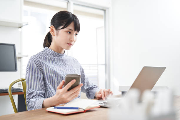 自宅で私服で働く日本人女性 - 文書係 ストックフォトと画像