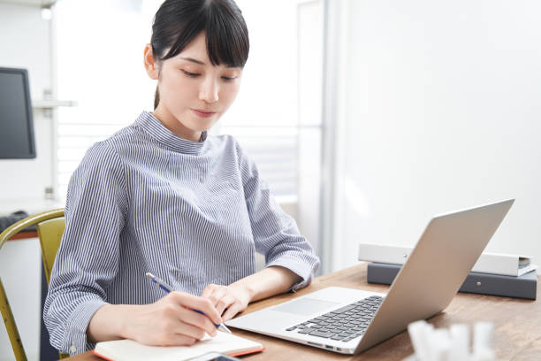 自宅で私服で働く日本人女性 - busy schedule ストックフォトと画像