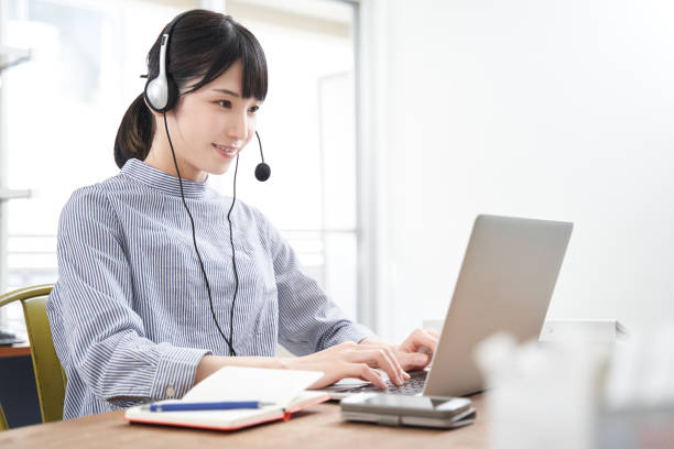 eine einfache japanische geschäftsfrau in einem online-meeting zu hause - working at home headset telecommuting computer stock-fotos und bilder