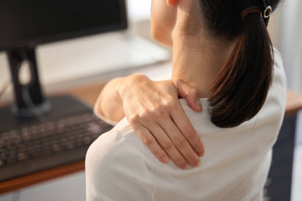 自宅で仕事をして肩が痛い日本の女性ビジネスウーマン - 疲れ ストックフォトと画像