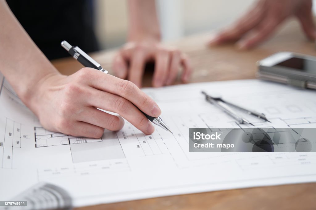 Japanische Architekten bei einem lockeren Bürotreffen - Lizenzfrei Lageplan Stock-Foto