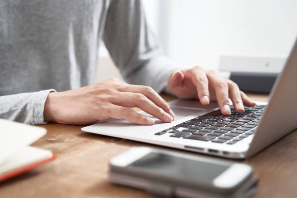 hombre de negocios japonés trabajando desde casa con ropa normal - typing fotografías e imágenes de stock