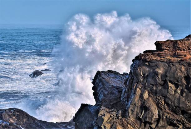 istock Powerful waves of the Northwest 1275747647