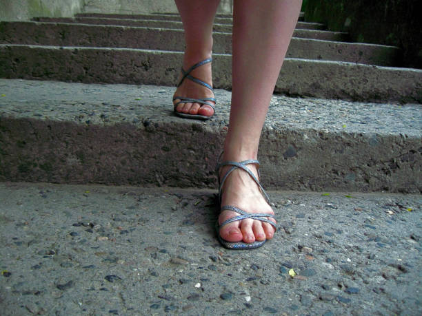 ноги женщин шаг вниз по лестнице - lower level стоковые фото и изображения