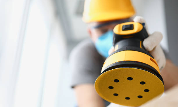 istock Concentrated man polish wood 1275770466