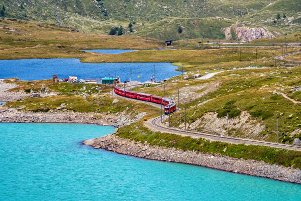 bernina express en el lago blanco en ospizio bernina, engadin, suiza - white lake fotografías e imágenes de stock
