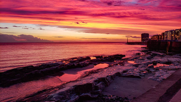 beautiful sunset in the coast of montevideo - montevidéu imagens e fotografias de stock