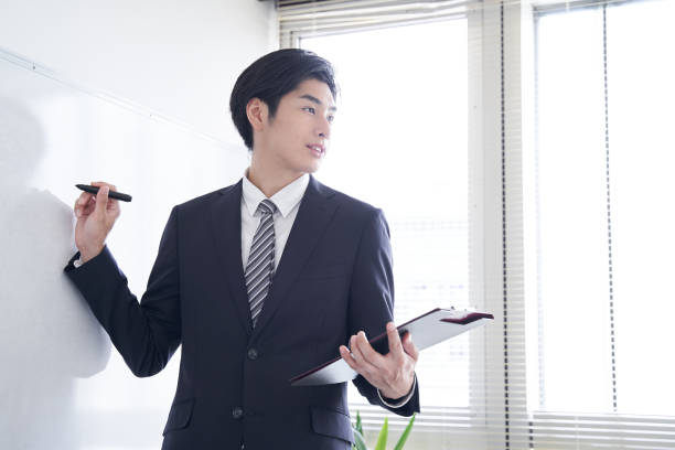 自信を持って発表する日本人男性ビジネスマン - 教授 ストックフォトと画像