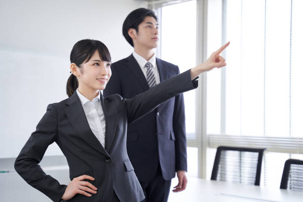 日本のビジネスウーマンがオフィスで目標を指し示す - recruitment interview job interview job search ストックフォトと画像