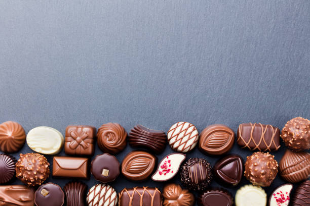高級チョコレート菓子、白、暗いとミルク チョコレートのお菓子のバック グラウンドの品揃え。領域をコピーします。平面図です。 - chocolate chocolate candy dark chocolate directly above ストックフォトと画像