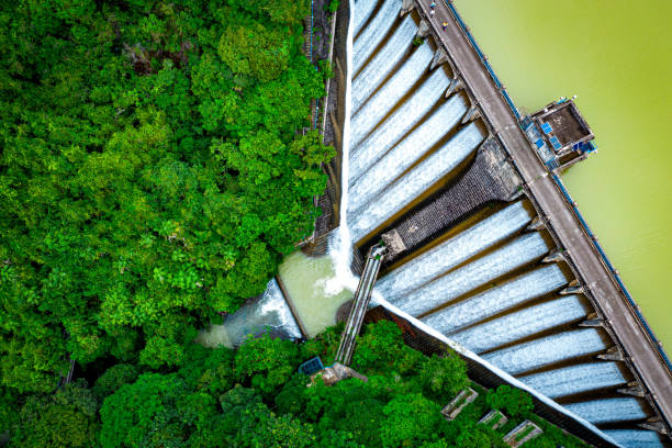 カムシャンカントリーパークのカウルーーン貯水池�からの水の排出 - dam ストックフォトと画像