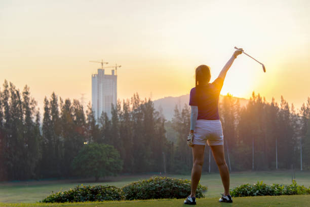 golfista donna allegra felice e rilassarsi con un golf nel golf club nell'ora soleggiata e serale del tramonto. - golf swing golf golf club chipping foto e immagini stock