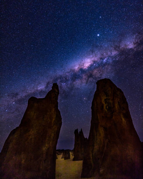 млечный путь, проходящий через пиннакна в западной австралии - australia desert pinnacle stone стоковые фото и изображения