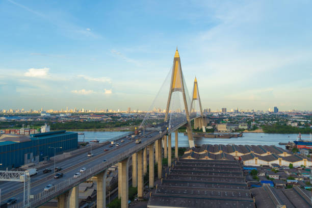 vista aérea del puente bhumibol y el río chao phraya en estructura de concepto de arquitectura de suspensión, ciudad urbana, bangkok. zona del centro al atardecer, tailandia. - phumiphon aduldet fotografías e imágenes de stock