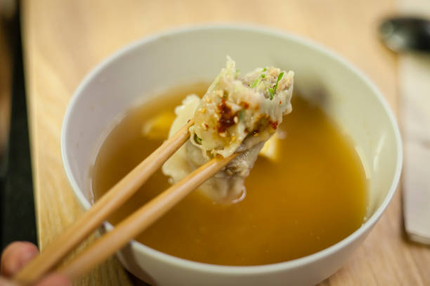 manger de la soupe kombu avec du mandu - food dinner prepared fish gourmet photos et images de collection