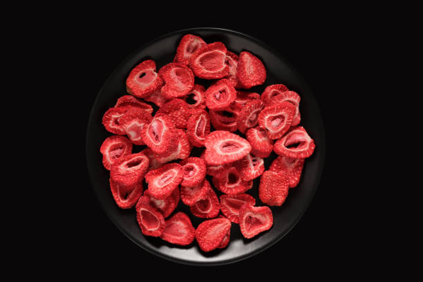 tranches de fraise séchées prêtes à manger. - dry strawberry dried food fruit photos et images de collection