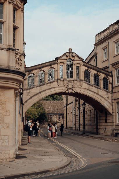 group of tourist by the bridge of sighs skyway over new college lane in oxford, uk. - hertford college imagens e fotografias de stock