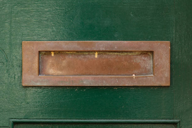 istock Old mail slot in a green door 1275829188