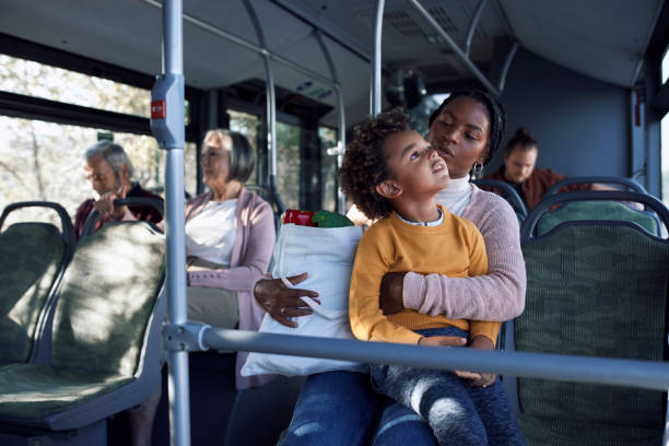 아프리카계 미국인 소년과 어머니는 공공 버스에 식료품을 들고 - inner city 뉴스 사진 이미지