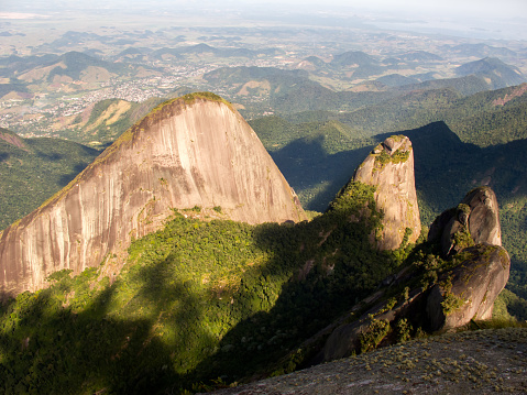 Montañas Escalavrado y Nossa Senhora vistas desde la cumbre de la montaña Dedo de deus photo
