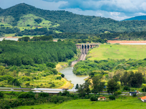 jaguari reservoir dam and fernao dias highway in vargem city - arid climate asphalt barren blue - fotografias e filmes do acervo