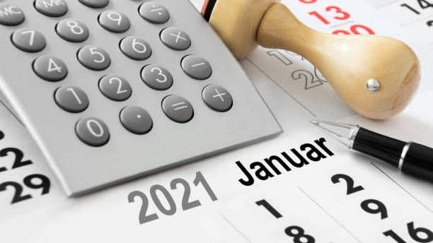 calendrier et calculatrice et allemand : janvier 2021 - timing is everything photos et images de collection