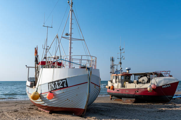 dos barcos de pesca en la playa de lukken en un día soleado en agosto - løkken fotografías e imágenes de stock
