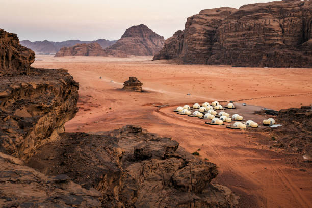 modernes camping in wadi rum wüste - mountain majestic park cliff stock-fotos und bilder