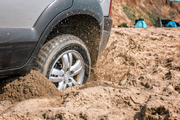 the car got stuck in the deep sand - sports utility vehicle 4x4 car tire imagens e fotografias de stock