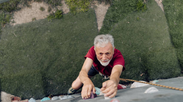 старший спортивный альпинист наслаждаясь на его обучение - outdoors exercising climbing motivation стоковые фото и изображения
