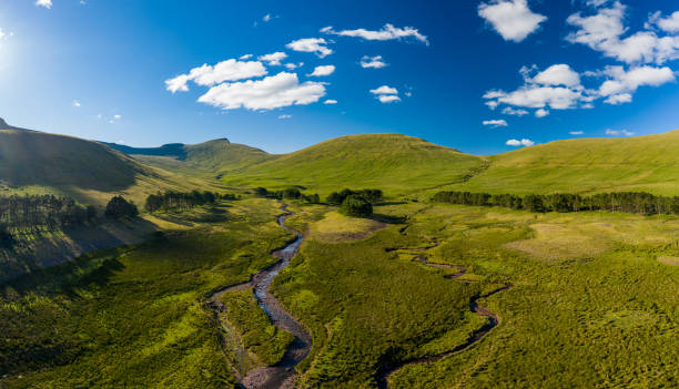vista aérea panorâmica das montanhas e um rio - extreme terrain footpath british culture green - fotografias e filmes do acervo