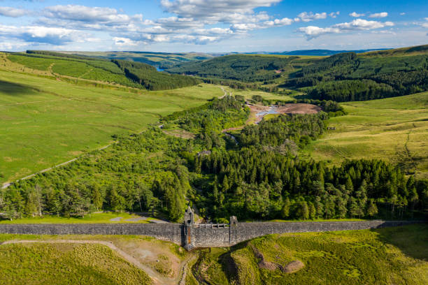 aerial view of an empty reservoir and damn wall - extreme terrain footpath british culture green imagens e fotografias de stock