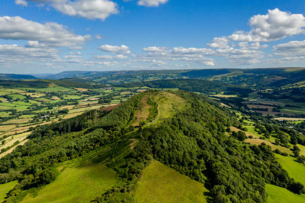 aerial view of an old hillfort and lake - wales mountain mountain range hill imagens e fotografias de stock